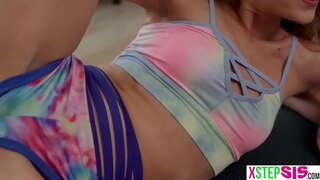 چھوٹے قدم بہن اور اس کی سخت دوست تھا مشکل حاصل کرنے کے ایک غیر متوقع طور پر boner کے لئے ان