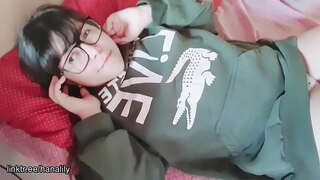 نوعمر لڑکی اس بلی کو چھونے