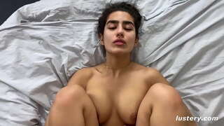 Fijación De Sus Piernas Por Encima De Su Cabeza Para Una Penetración Más Profunda