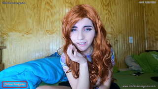 Fata devine entuziasmat în fața ecranului