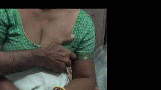 Passo mamma con la sua cornea figlio condividere letto singolo