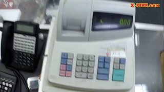 Rubia babe saltzen bere poltsak eta pounded