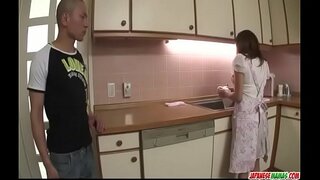 Hikaru Wakabayashi استعمال کرتا ہے اس کی بڑی چھاتی کے ساتھ کھیلنے کے لئے ڈک