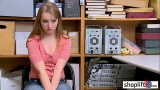 Hot ung pige tyv kneppet af en korrupt betjent