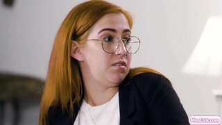 Vruća plavuša i njezin prsata подельница planiraju svoj sljedeći veliki cilj.Iznenada se pojavljuje njezin upravitelj i расспрашивает svog partnera.Oni se ponašaju kao par i da je to dokazati službenika.Oni se počinju ljubiti i lizati jedni drugima maca.