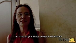 TUTOR4K. Chico no sabe todos los trucos sexuales, pero ha de satisfacer maestro