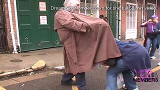 Hot Milfs A Lovit Pe Străzi Pentru Margele Din New Orleans