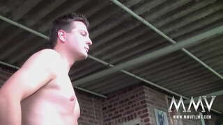 Kuqo swinger në pigtails Nicole S fërkimi i saj i madh knockers, gjiri dy shpime dhe marrjen e facialized në tresh